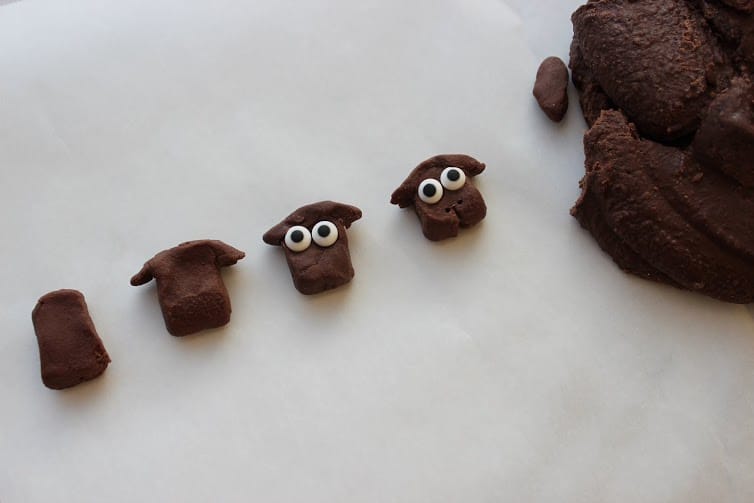 Steps to show how to make a sheep for sheep cupcakes recipe