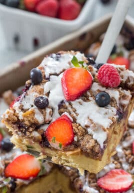 French Toast Bake is tasty, full of cinnamon flavor and perfect for a crowd. Made with brown sugar, a delicious crumb topping and juicy fresh blueberries.