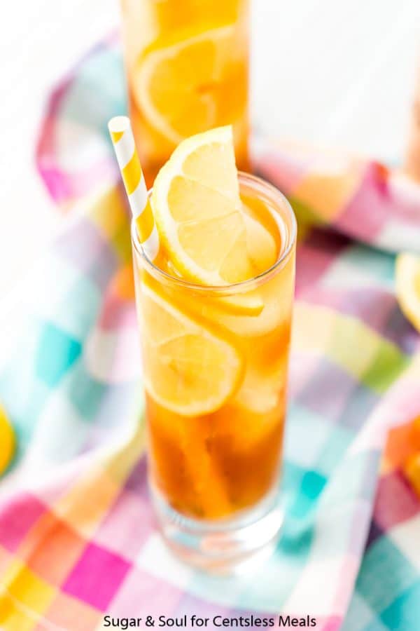 Vodka sweet tea in a glass with lemon and ice