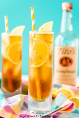 Vodka sweet tea in glasses with lemon slices as garnish