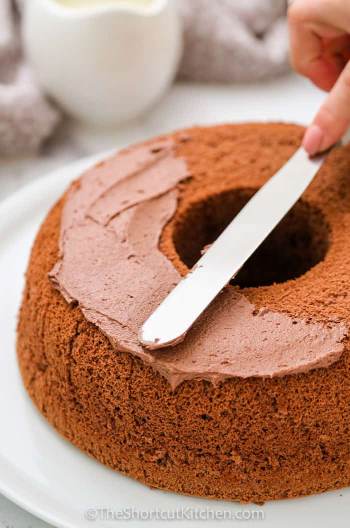 icing Cocoa Chiffon Cake with a knife