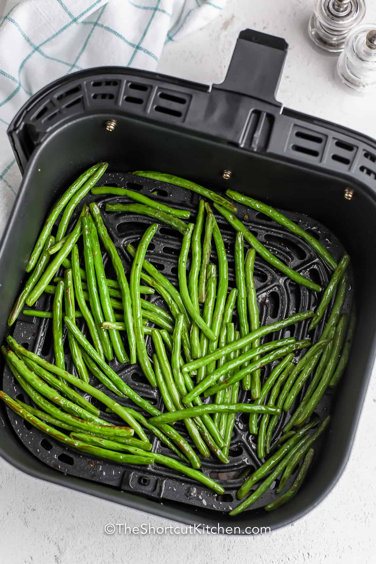 Green beans cooked in an air fryer basket