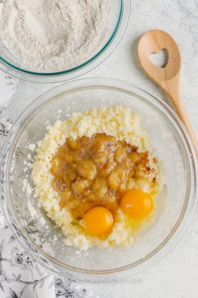 Banana Bars Easy 15 Minute Prep The Shortcut Kitchen   Banana Bars TheShortcutKitchen 3 400x600 