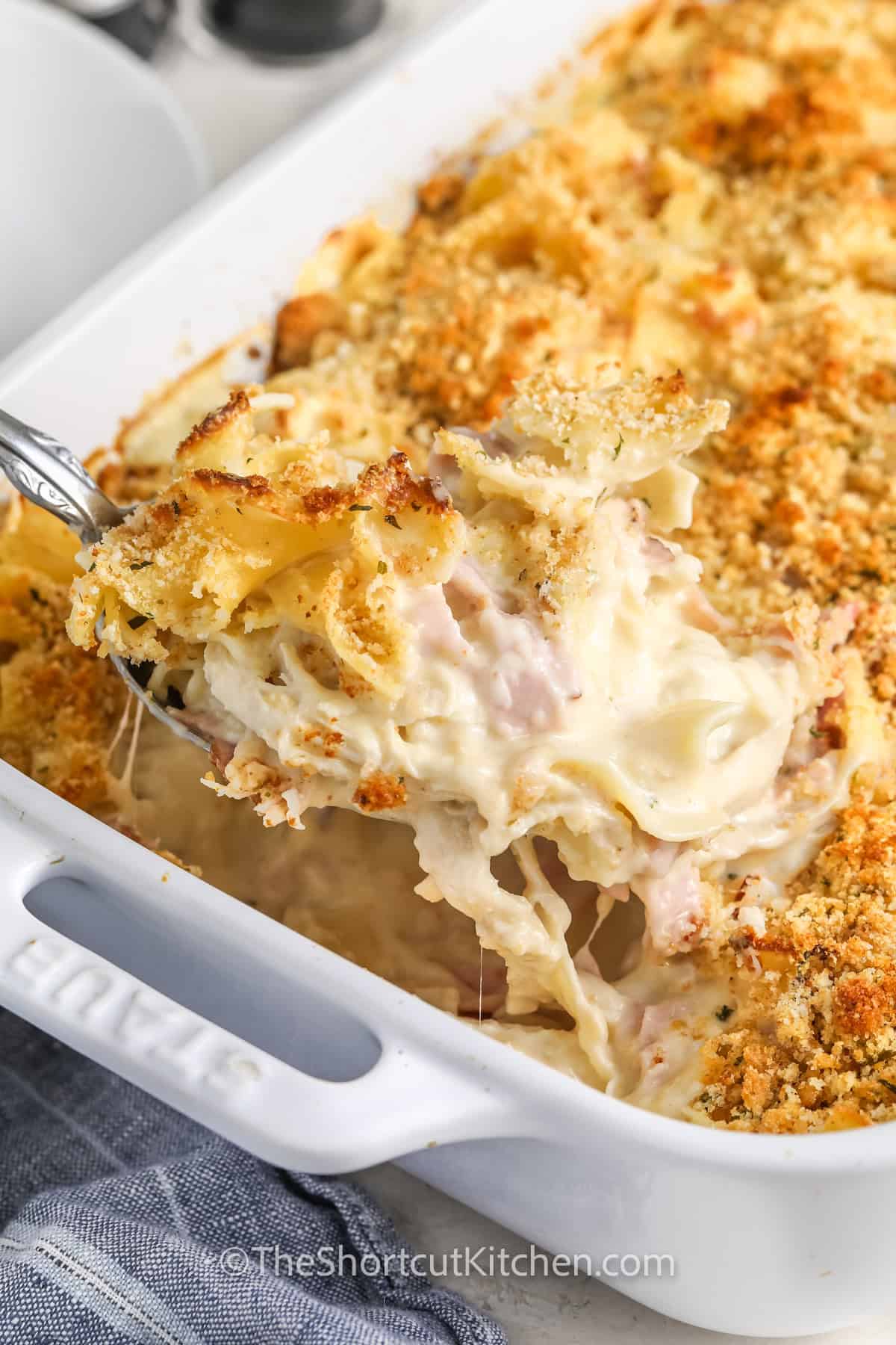 chicken cordon bleu casserole being served