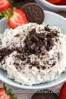 bowl of creamy Oreo Dip