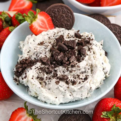bowl of creamy Oreo Dip